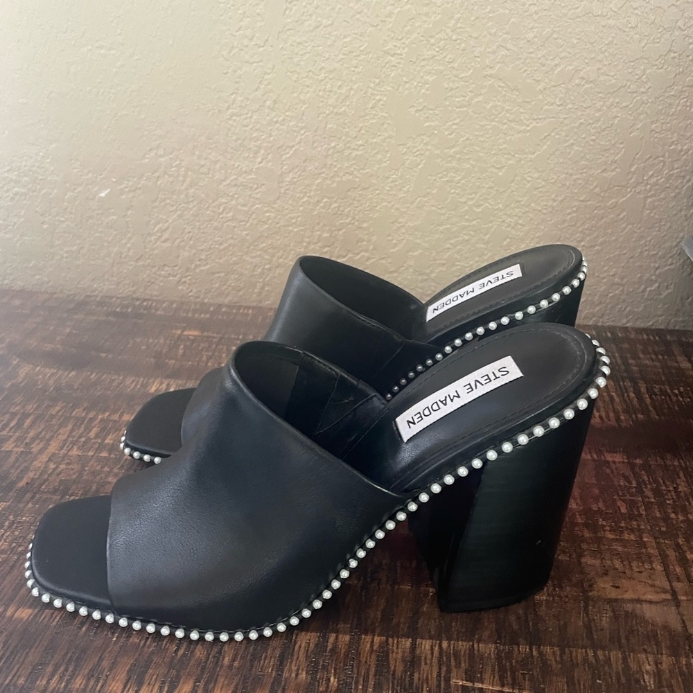 Steve Madden Decoded black leather sandals.